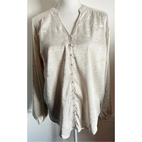 TORRID • IVORY JACQUARD BUTTON FRONT BLOUSE - Picture 3 of 8